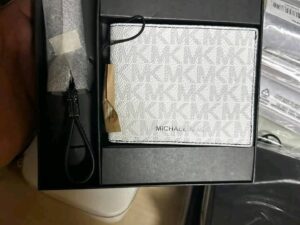 Buy Authentic Women Hand Bags Pallet